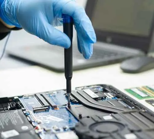 Técnico reparando un notebook HP